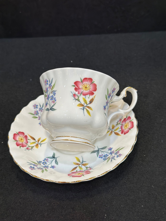 Vintage Royal Albert tea cups & saucers.Asking price: $99 for 4  in Home Décor & Accents in Oshawa / Durham Region - Image 2