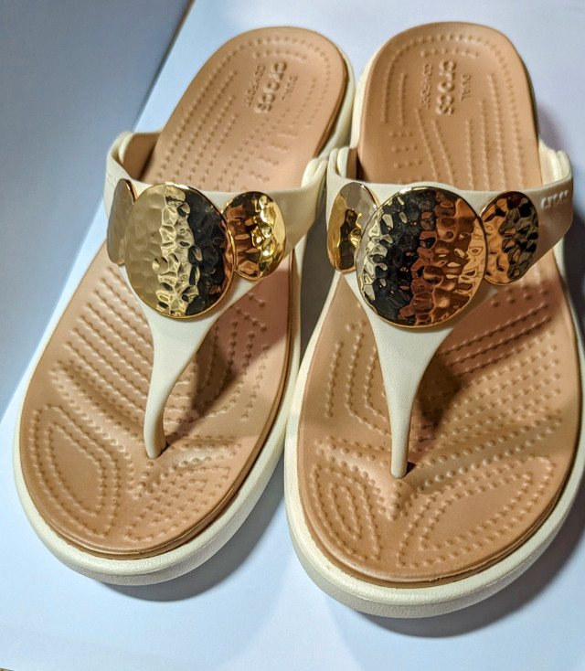 Crocs Sanrah Hammered Circle Wedge Flip Sandal SIZE 5 | Women's - Shoes |  Ottawa | Kijiji