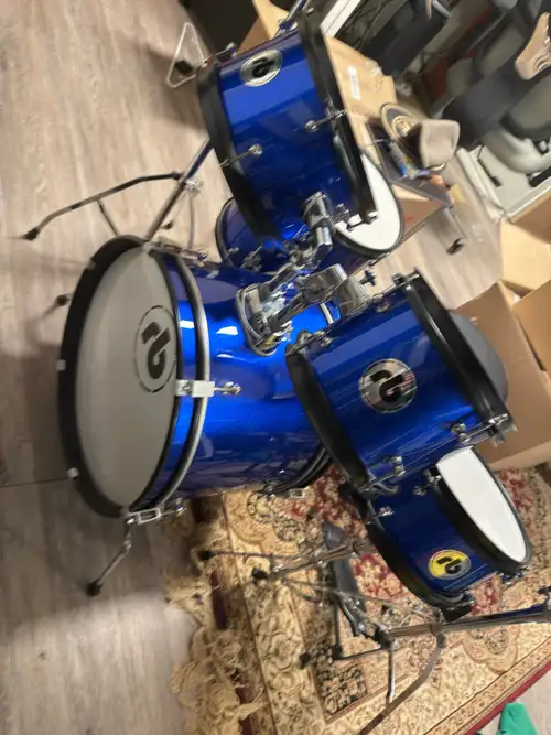 This RB Junior Drum Set is a fantastic 5-piece kit, perfect for aspiring young drummers ready to sta...