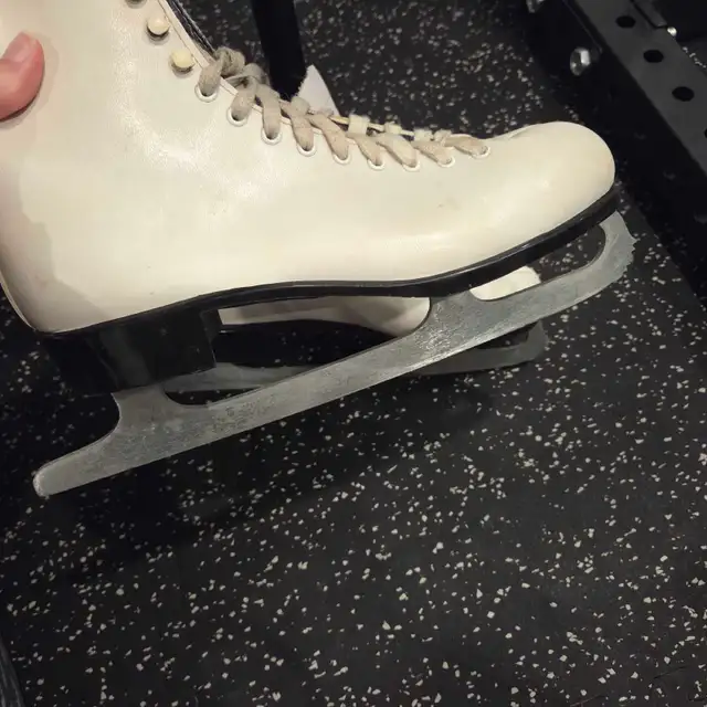 Lange Classic White Ice Skates (Womens / Ladies) Size 9 in Skates & Blades in Calgary - Image 4