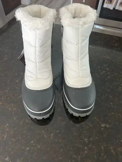 Brand new women’s winter boots never worn , storm by cougar size 8