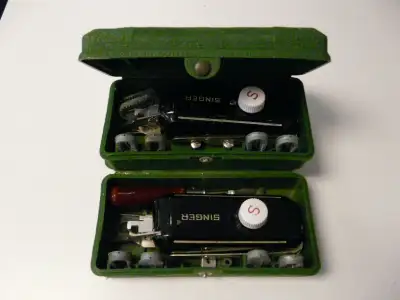 2 COFFRETS AVEC ANCIENS ARTICLES POUR MACHINE À COUDRE SIGNER