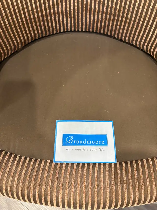 Accent Chairs in Chairs & Recliners in Mississauga / Peel Region - Image 5