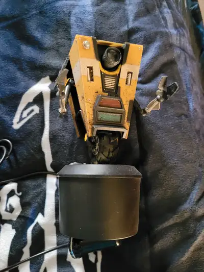 ThinkGeek Borderlands 3 Claptrap Car USB hub. Comes with box. Plugs into the cigarette lighter in an...