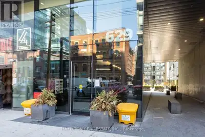 Private bedroom for female student in Toronto, ON condo, $1400/month all-inclusive Private Bedroom f...