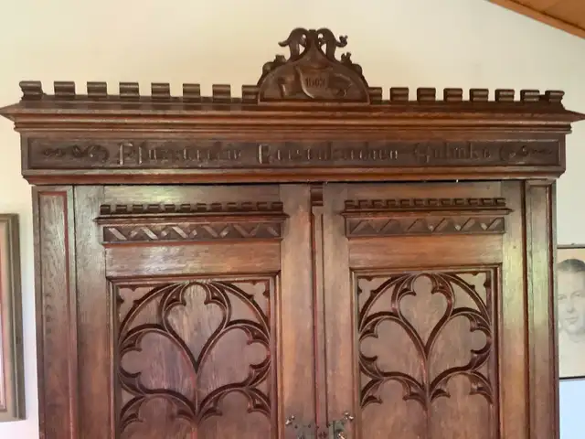 Cabinet massive wood antique in Hutches & Display Cabinets in Muskoka - Image 2