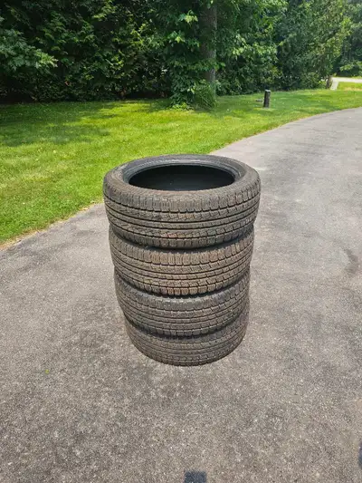 Set of four like new Pirelli Scorpion tires. P246/50R20 102-H-M+paid $1200 + tax Used two summers on...