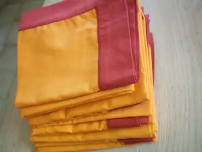 UIT nappes carrée de bistrot: - Dimensions: 27½ po. X 27½ po. - Polyester et coton. - Neuves. Prix:...
