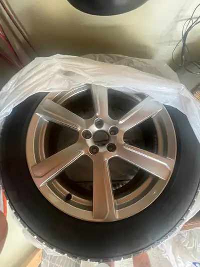 Michelin Winter Tires- 235/ 55R 19 (Set of 4) Mounted on original Volvo Rim Recently changed. Curren...