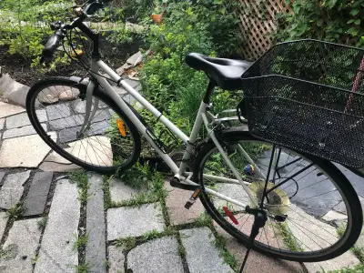 Vélo blanc de ville pour femmes très bien entretenu. Avec panier arrière , garde-boue et béquille. P...