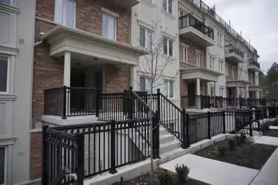 Gorgeous 2 Bedroom + Den, 1-Level Townhouse 17 Coneflower Crescent, North York Open Layout Living Sp...