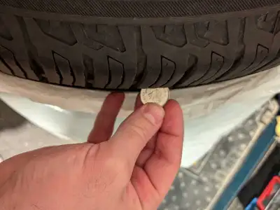 À vendre 4 pneus Yokohama pratiquement neufs : - Modèle : Geolandar CV G058 - Grandeur : 245/60R18 1...