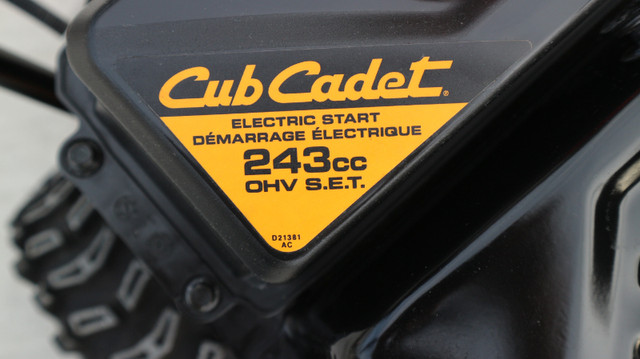 Cub Cadet Snowblower 26 Inch in Snowblowers in St. Catharines - Image 3