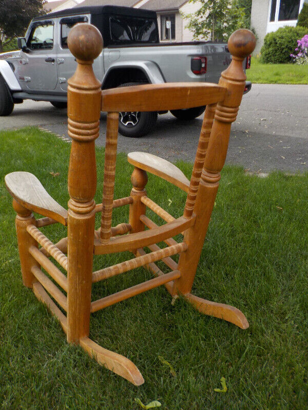 Chaise berçante antique style canadien en chêne pour bricoleur dans Chaises, Fauteuils inclinables  à Laval/Rive Nord - Image 3