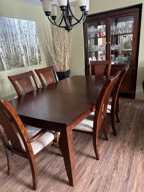 IMMACULATE FORMAL 9PC DINING ROOM SET & HUTCH/BUFFET Dining Tables