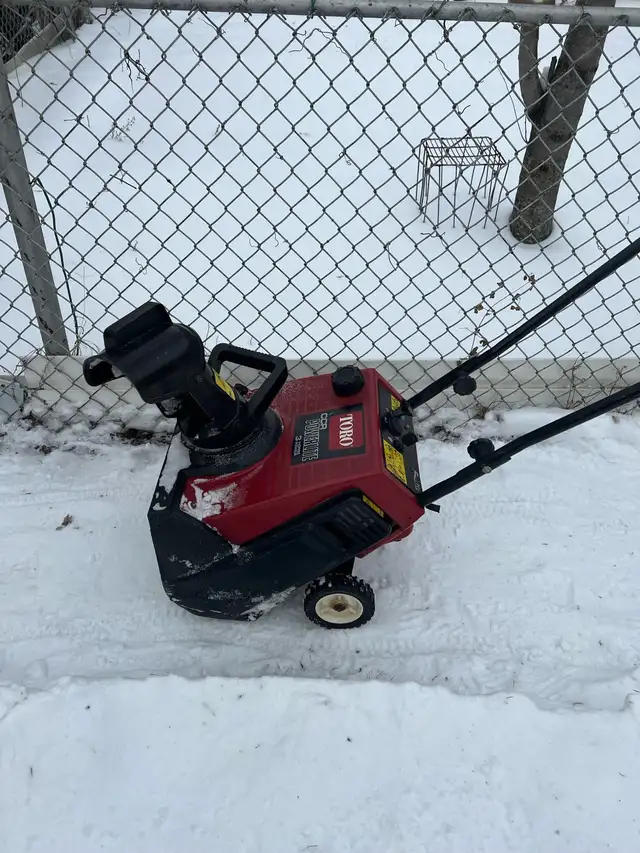 Snow blower gas like new in Snowblowers in Windsor Region - Image 3