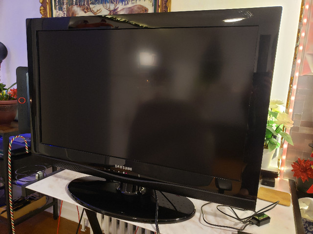 Samsung 32" TV with Amazon Fire TV + remote in TVs in Ottawa - Image 2