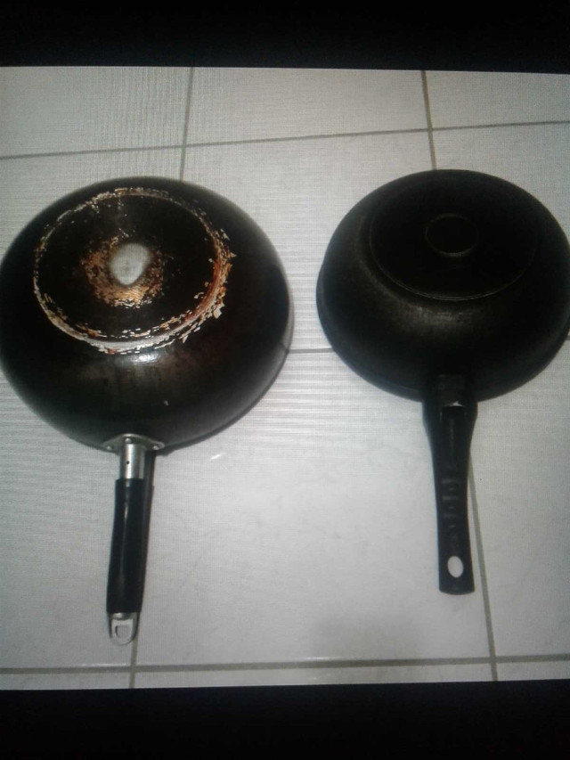 Extra large frying/ cooking pans  - 2 for $15 total or trade  in Kitchen & Dining Wares in City of Toronto - Image 2