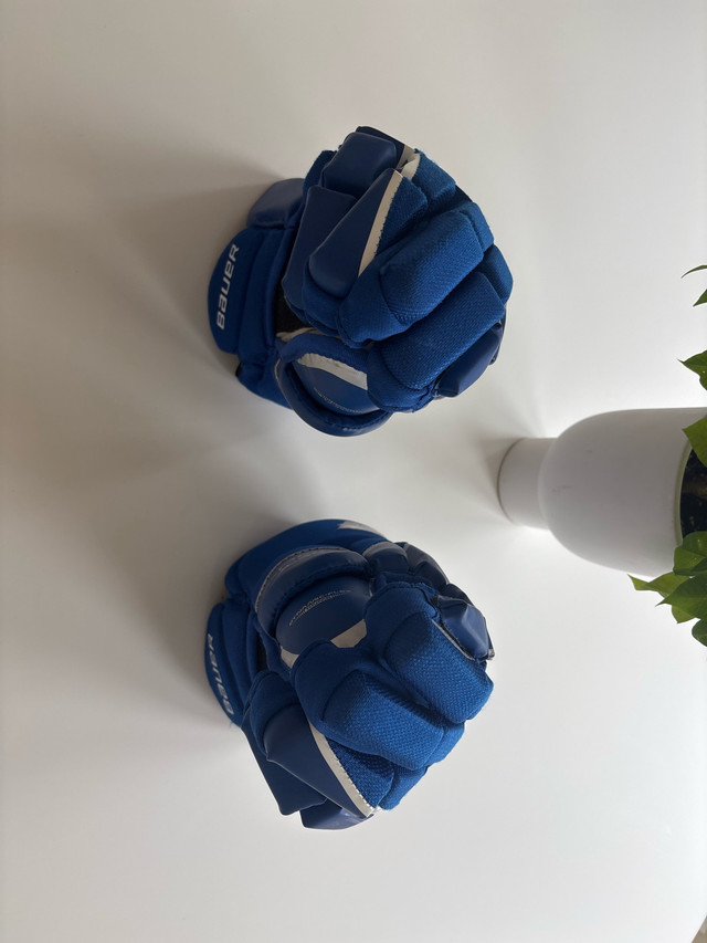 gants de hockey Bauer Bleu et blanc 36 cm dans Hockey  à Laval/Rive Nord - Image 2