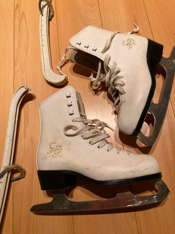 Patins à glace grandeur 1 / Skates size 1 dans Patins et patins à roulettes  à Ville de Montréal