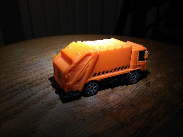 Maisto Garbage Truck 11720 1/64 Scale in Toys & Games in Sunshine Coast - Image 2