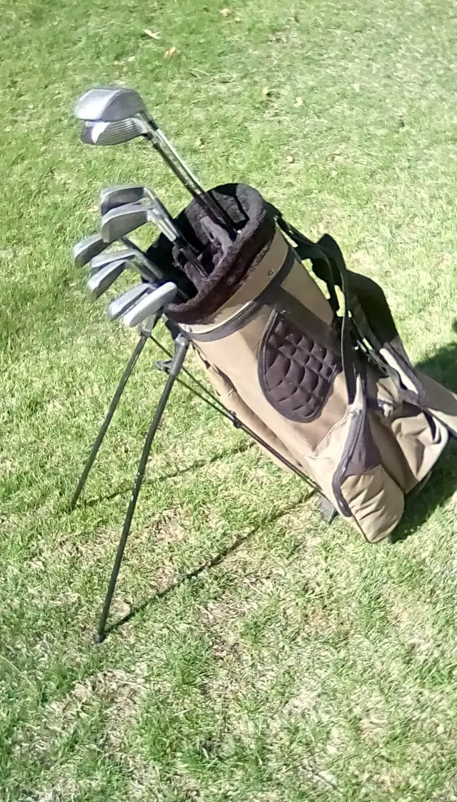 Golf clubs (left) in Golf in Sarnia - Image 3