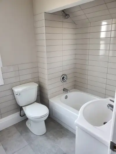 1 bedroom upper floor of the House, Shared coin Laundry, Free Parking, Downtown close to all ameniti...