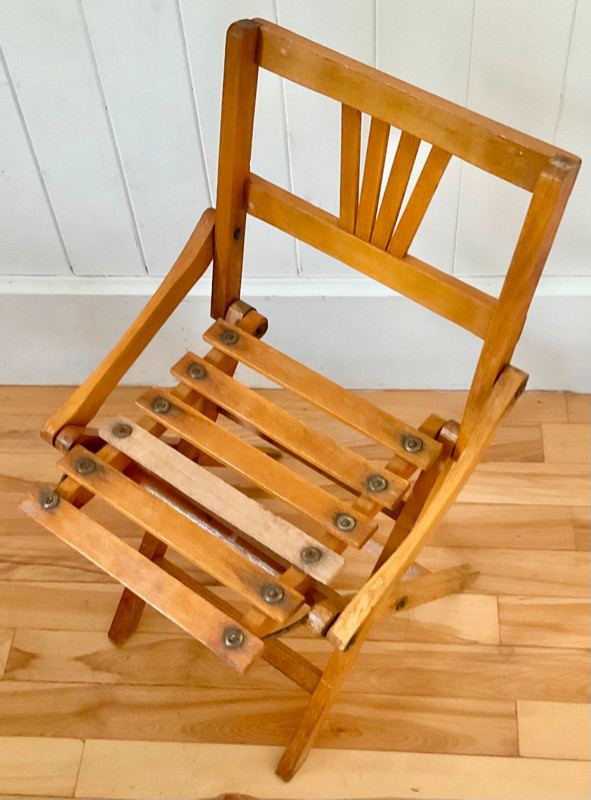 Antiquité Collection Petite chaise pour enfant Bois Pliante L dans Art et objets de collection  à Lévis - Image 4
