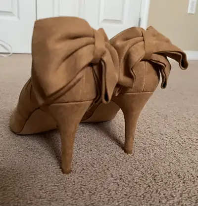 Tan Suede Bow Heels size 8, View more