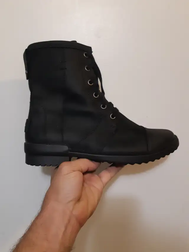 Bottes d'hiver Uggs pour femmes in Women's - Shoes in City of Montréal - Image 2