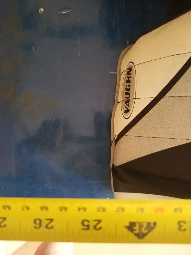 Youth Hockey Goalie Pads in Hockey in Calgary - Image 4