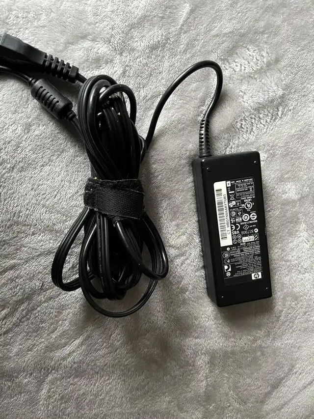 Laptop chargers in Laptop Accessories in City of Montréal - Image 6