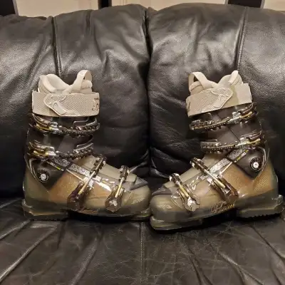 New HEAD 24 5 Ski Boots Size 24.5 Brand new condition