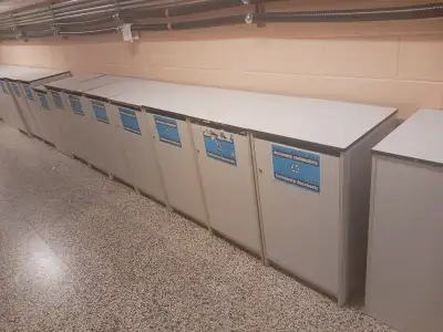 Cabinets en bois pour le recyclage de papier confidentiel - Solides et sécuritaires - Ouverture en h...