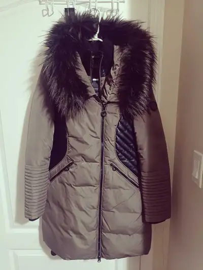 New Women’s Winter Jacket – Fur Hood, Cozy & Water-Resistant, View more