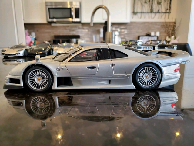 1:18 Diecast Maisto Mercedes-Benz AMG CLK-GTR Street Ver in Arts & Collectibles in Markham / York Region - Image 2