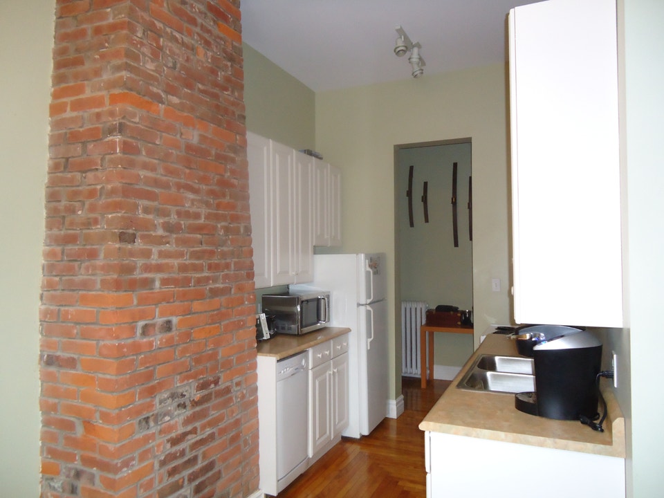 Outstanding Victorian One Bedroom-Great Downtown Locale 5