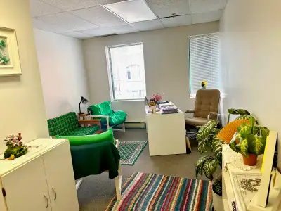 Bureau avec salle d'attente partagée parmi des psychologues bien établis à Outremont, À quelques pas...