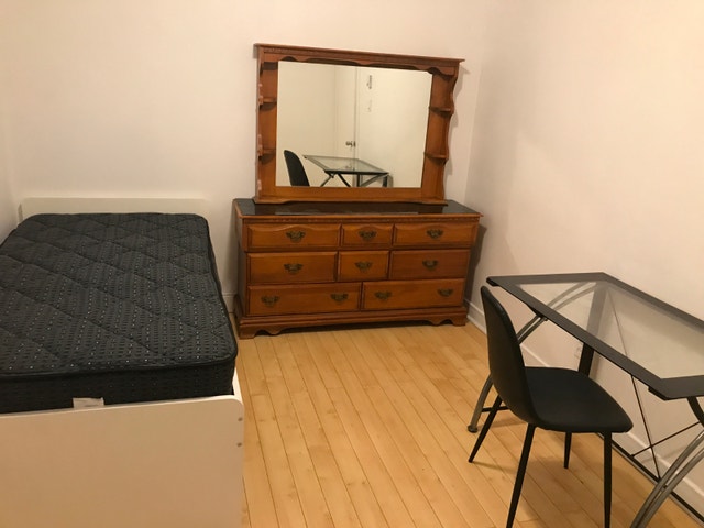 Belle Chambre Meublée T.Inclus tout près du métro St-Michel — photo 1