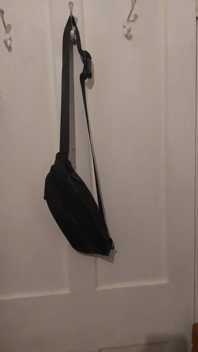Black leather shoulder bag62863733750657122