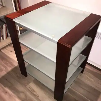 Superbe étagère en bois avec tablettes en verre trempé. Structure en métal. Hyper solide, super bon...