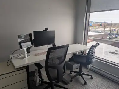 Je partage mon bureau professionnel fermé situé dans le Centre d’affaires Lebourgneuf avec une seule...