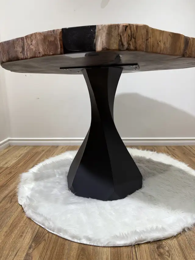 walnut dining table with resin  in Dining Tables & Sets in Markham / York Region - Image 5