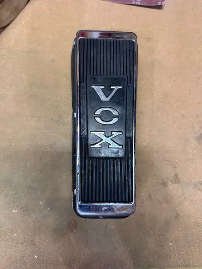 For sale is a 1976 VOX V846 wah pedal. Same model use by Jimi Hendrix. Recently replaced switch and...