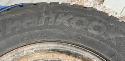 pneus d'hiver usagés (pas beaucoup d'usure) Hankook 265/70R17 115t, enjoliveurs (cap de roue) inclus...