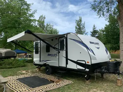 Includes load distribution hitch. New wheels and tires. New levelling jacks Extra 12V Battery. Dual...