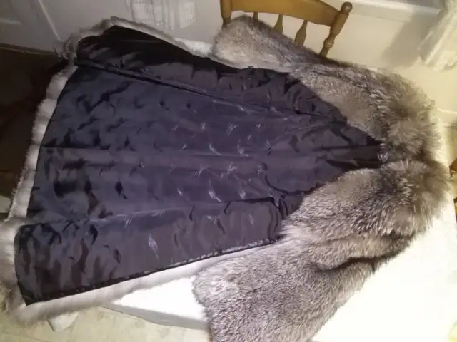 Manteau Vison long ‘’Irish Blue’’ Small in Women's - Tops & Outerwear in Laval / North Shore - Image 3