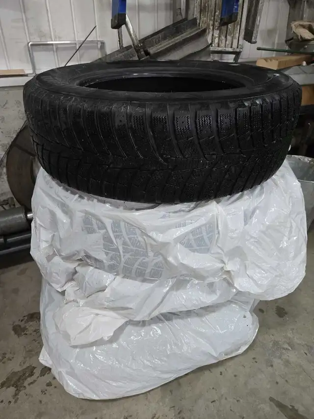 Pneus d'hiver Laurenn 215/65/17 in Tires & Rims in St-Georges-de-Beauce - Image 2