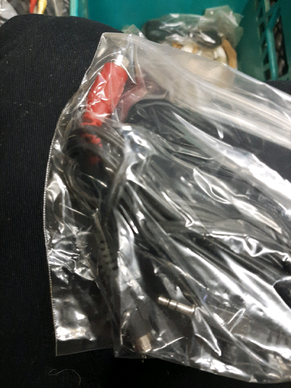 Headphone jack going to red and black female ends RCA cable in Other in Trenton - Image 2