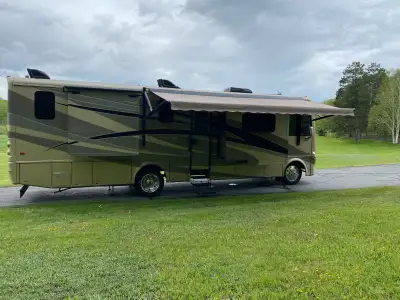 2016 Newmar Baystar 3403 in like new condition. 34 foot motor home, Ford V10 gas motor. Bedroom with...